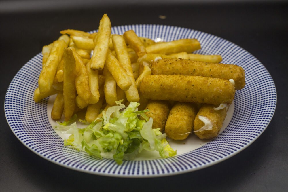MOZZARELA STICKS WITH FRIES